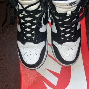 Preowned women’s Nike dunk sneakers size 9 signs of wear but good condition.